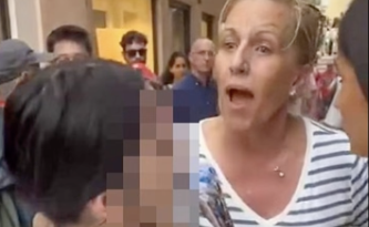 American tourist grabs pickpocket